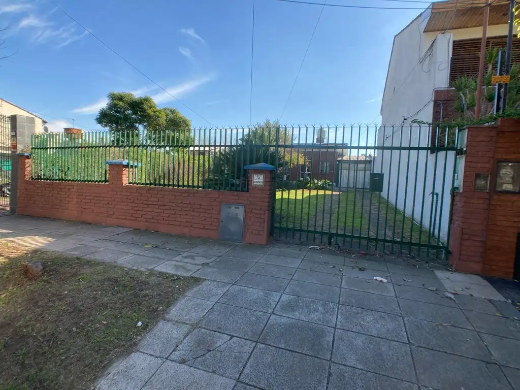 Terreno de 10x40 en Zona Residencial. Cercano Acceso Oeste.