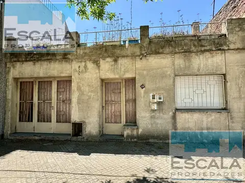 CASA DE DOS DORM CON COCHERA PATIO Y TERRAZA EN VENTA