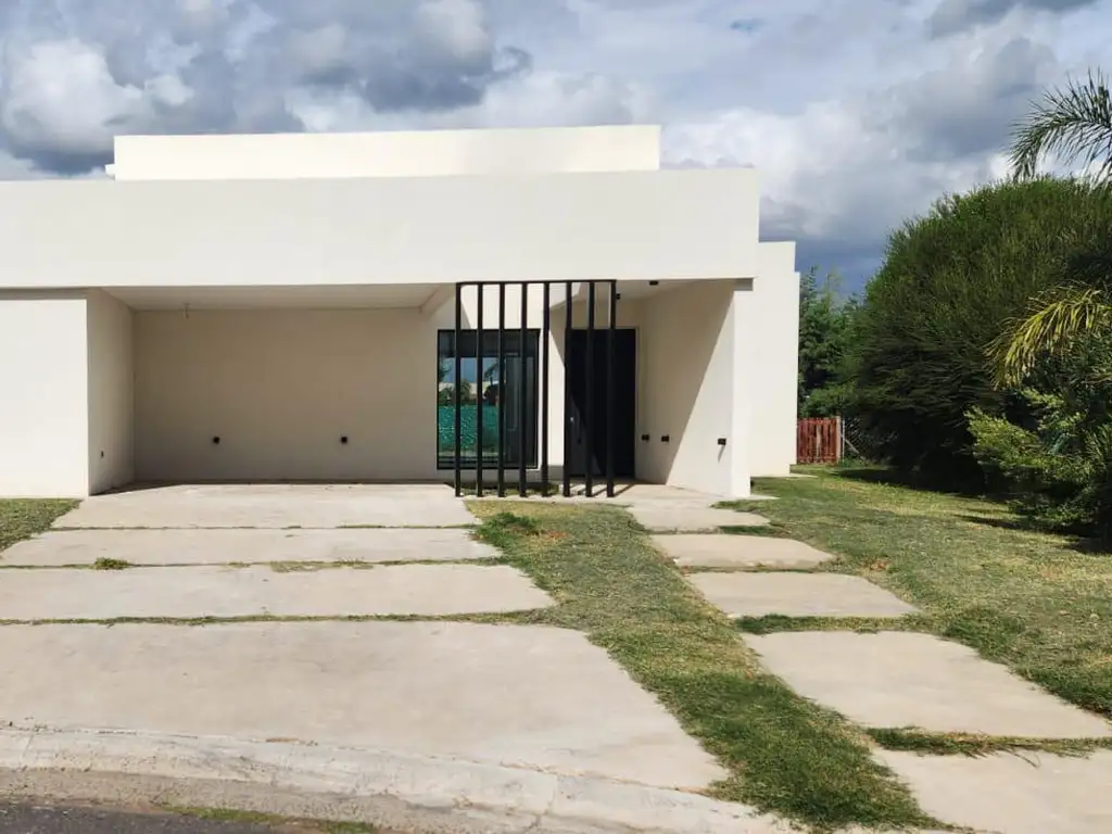 Casa en Venta en Haras Santa María- Barrio Los Robles