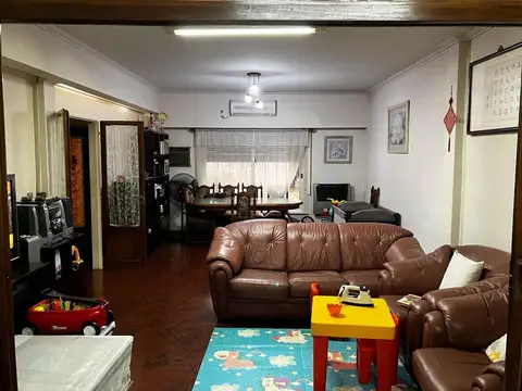 CASA 6 AMBIENTES 4 BAÑOS 2 PATIOS Y LOCAL 100m2 con baño