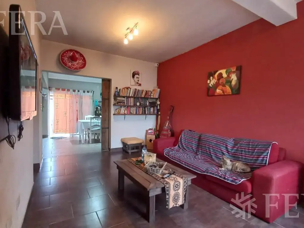 Venta casa 4 ambientes con jardín, cochera y quincho con parrilla en Quilmes (30694)