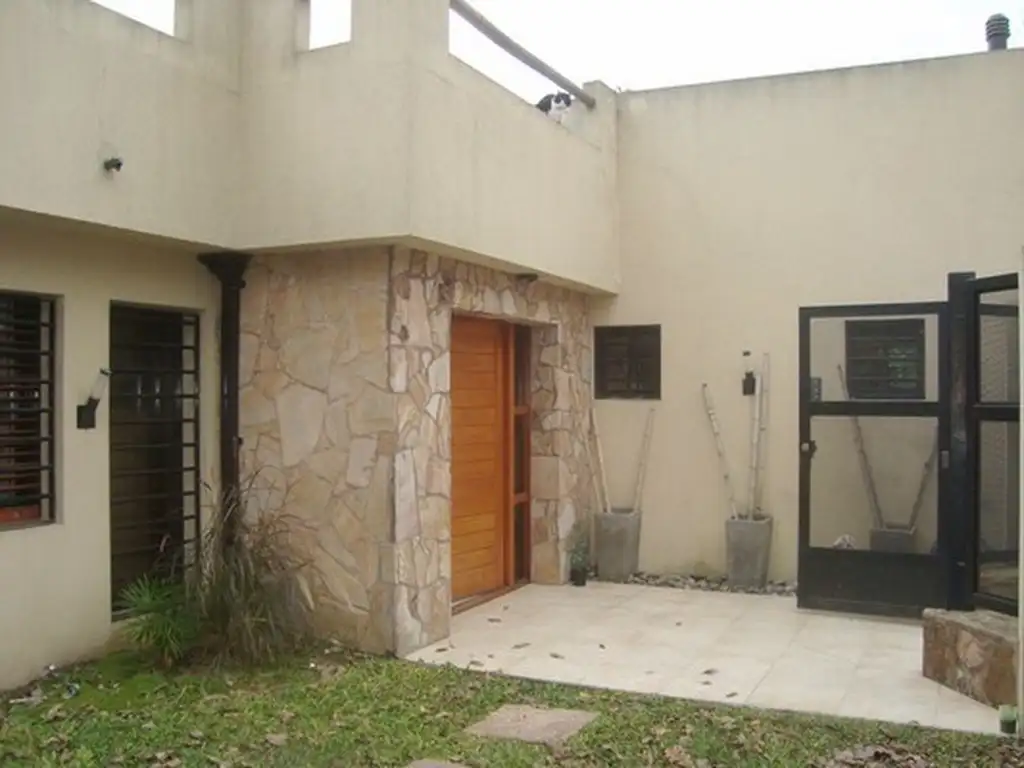 HERMOSA CASA MODERNA CON PILETA SOBRE 3 LOTES EN RANELAGH U$S 195.000.-