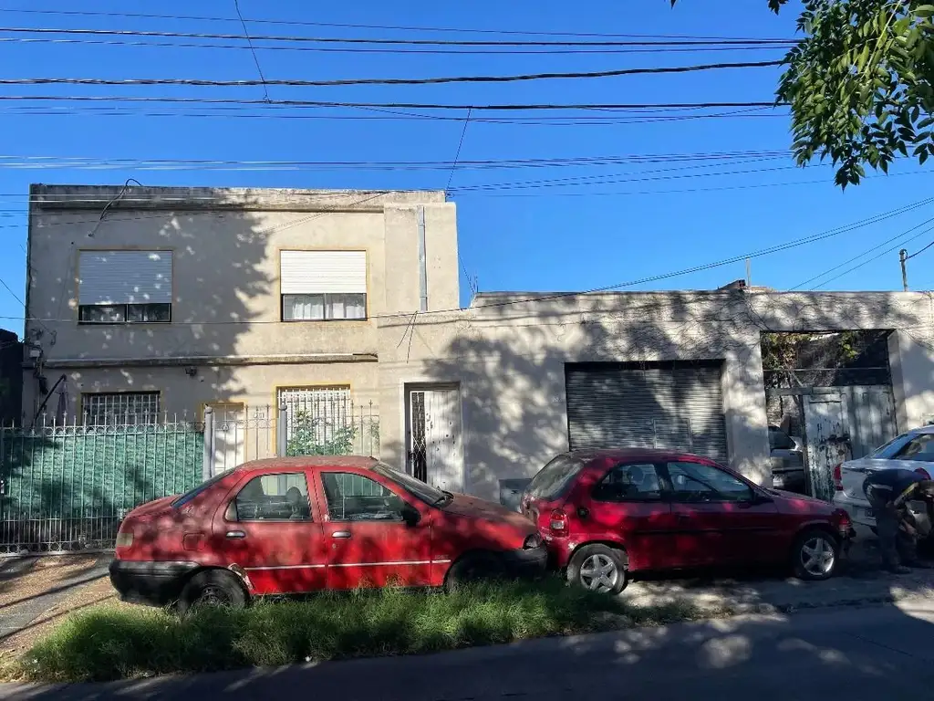 vivienda en block que consta de 4 departamentos y un deposit