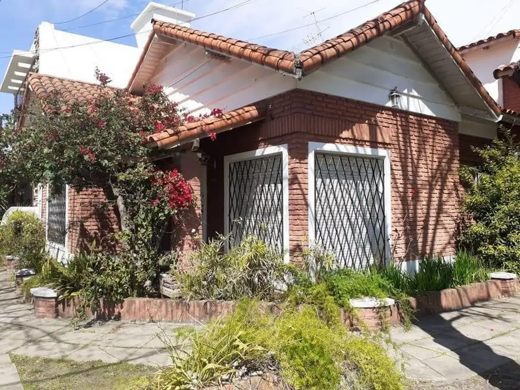 Casa  en Venta ubicado en Castelar, Morón, G.B.A. Zona Oeste - AMA0078_LP545147_5