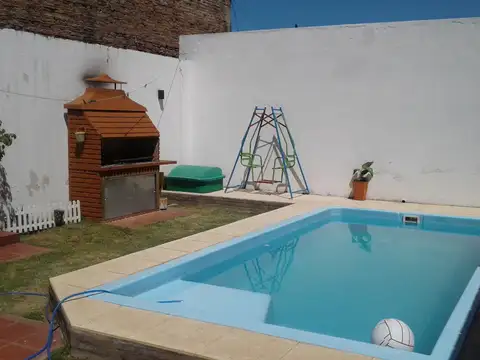 C & P Inmobiliaria venta: casa reciclada, cochera, patio/jardín con pileta, PERMUTA.-