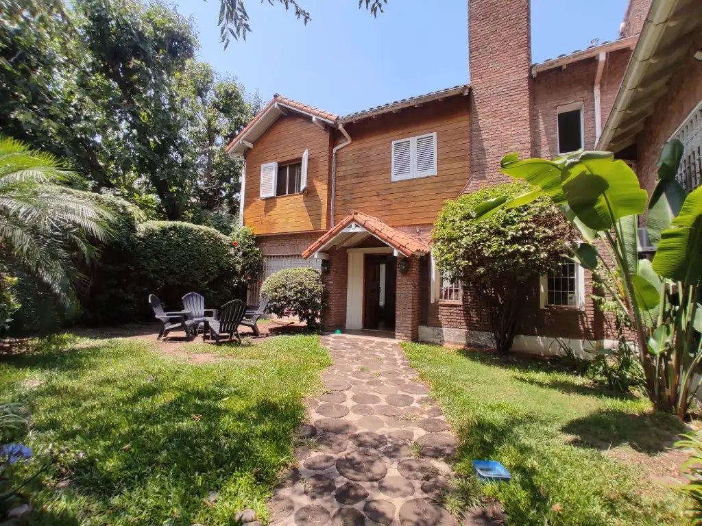 Casa ubicada en el corazón de Martínez a seis cuadras de la estación y a tres de la Avd. Alvear.