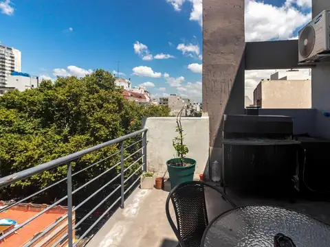 Duplex con terraza y cochera cubierta en Villa Crespo - Amueblado