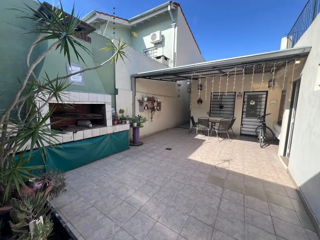 APTO CREDITO   VENTA casa con patio, terraza y cochera en San Isidro