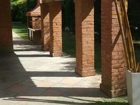 Casa en Venta - 4 dormitorios - USD 270.000