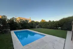 Casa en  Barrio Los Sauces  en una planta de 2 dormitorios con pileta