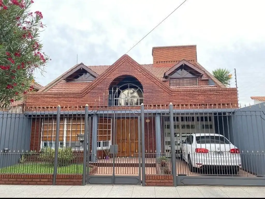 Casa en venta - 3 Dormitorios 2 Baños 2 Cocheras - 210Mts2 - Tres de Febrero