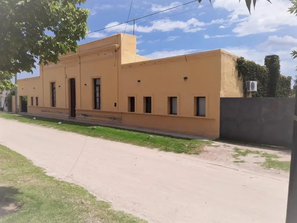 Casa en venta - 4 Dormitorios 2 Baños - Cocheras - 2.187Mts2 - San Pedro, Córdoba