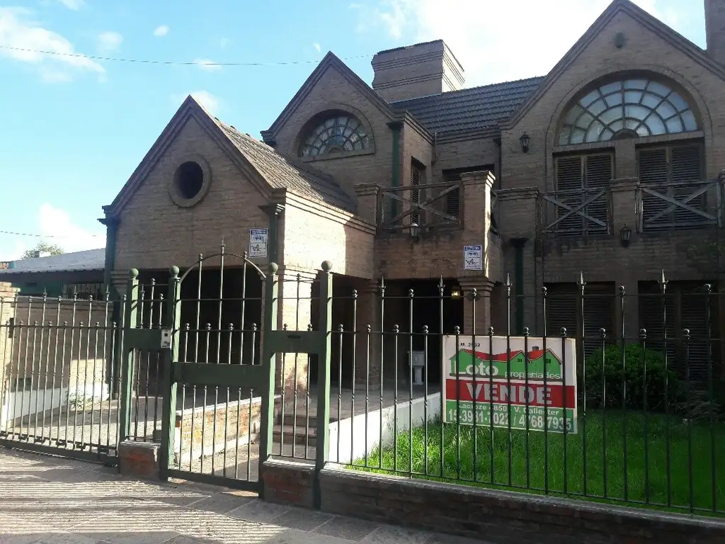 VENDE IMPORTANTE CASA 6 AMBIENTES CON PISCINA EN PILAR