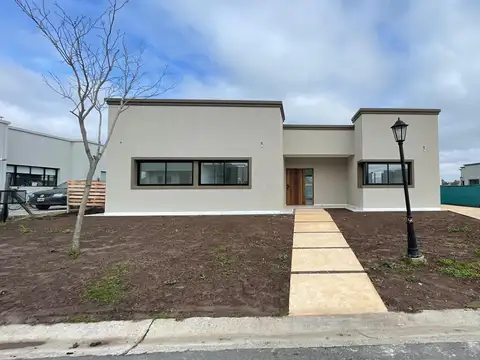 Casa a estrenar en  Barrio Privado San Pablo
