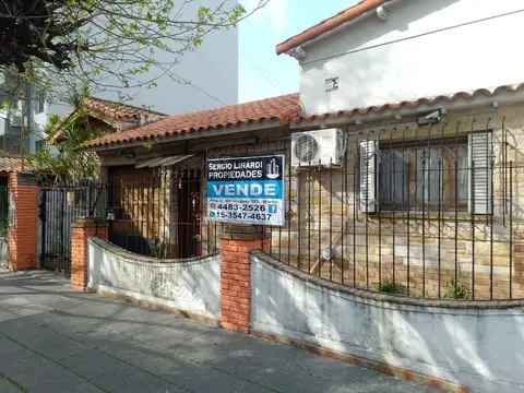 HERMOSO CHALET DE 4 DORMITORIOS, GARAGE Y PARQUE CERCANO AL CENTRO DE MORON - Foto 0