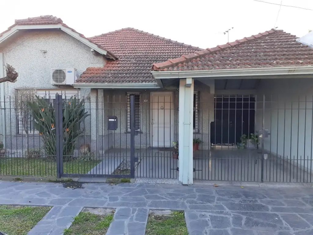 Casa 3 amb con entrada de auto y fondo en Quilmes Oeste