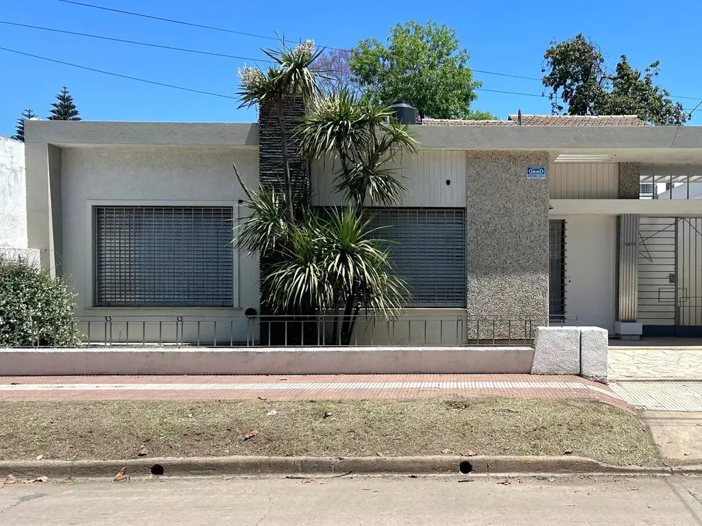 Excelente casa en Dr. Poucel al 1400. 4 dormitorios, garage, jardín, parrilla, quincho.