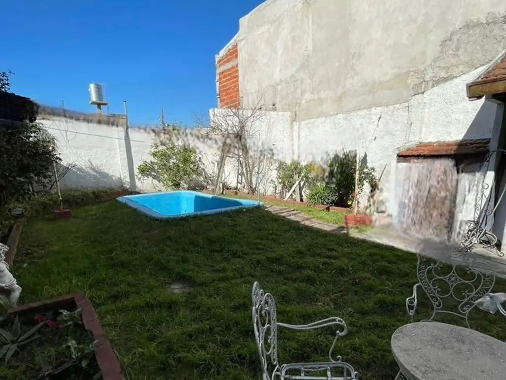 VENTA CASA C/ JARDIN Y PILETA EN PARQUE AVELLANEDA