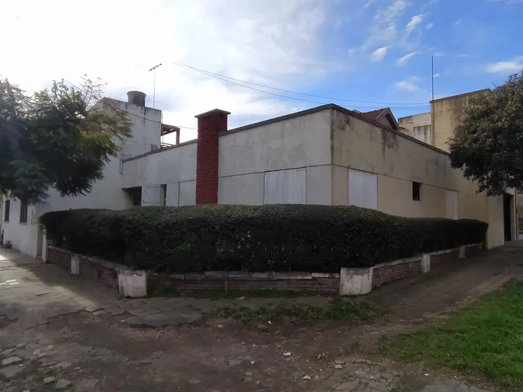 Casa en esquina sobre avenida - A 400 mts de la estación