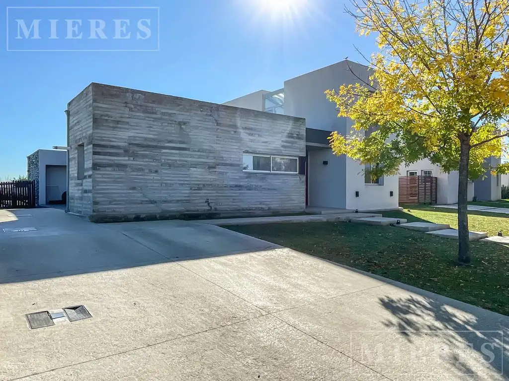 Casa en venta sobre lote interno en El Cantón Barrio Puerto