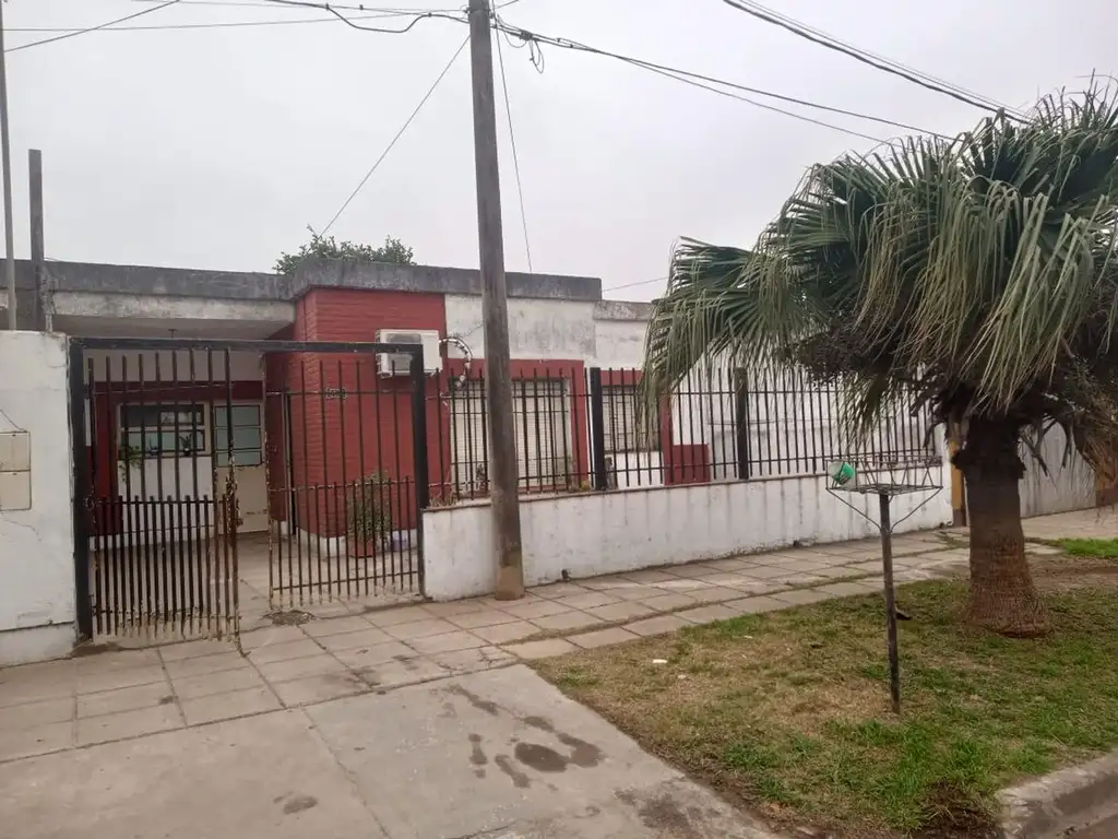 SE VENDE CASA DE TRES DORMITORIOS Y COCH EN STA FE