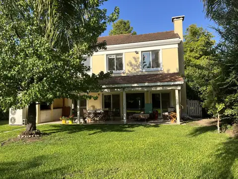 Casa en venta lote central parquizado, 3 cuartos, escritorio y piscina. - Foto 0