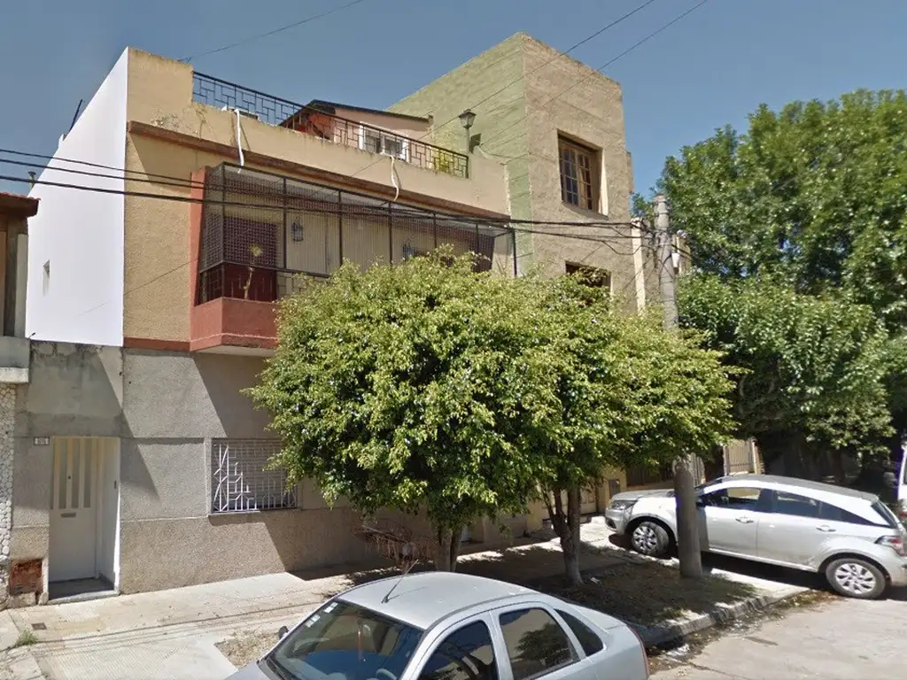 DEPARTAMENTO EN PLANTA ALTA AL FRENTE CON AMPLIA TERRAZA y QUINCHO