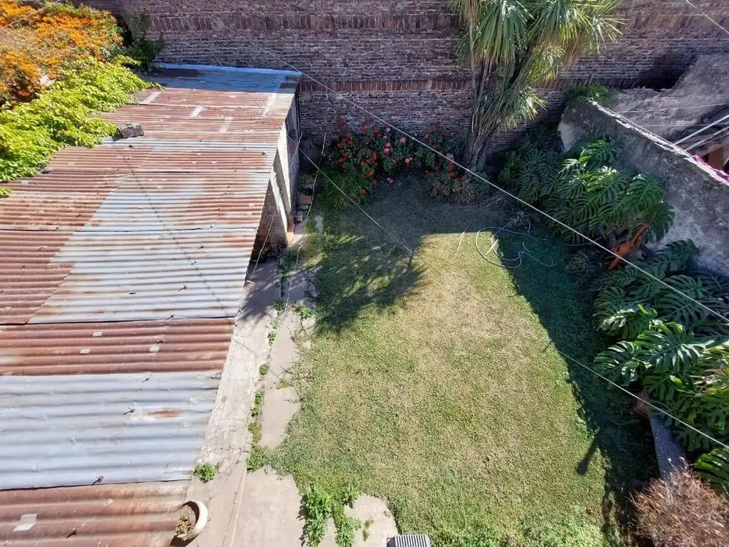 Lote único de pasillo, 113 m2,  no esta en P.H, con construcción a refaccionar.