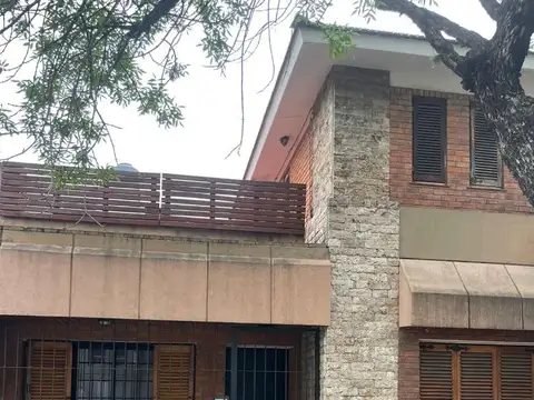 VENTA - CASA 5 AMBIENTES - MONTE CASTRO