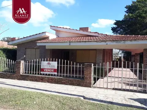 CASA EN VENTA DE INMEJORABLE UBICACIÓN