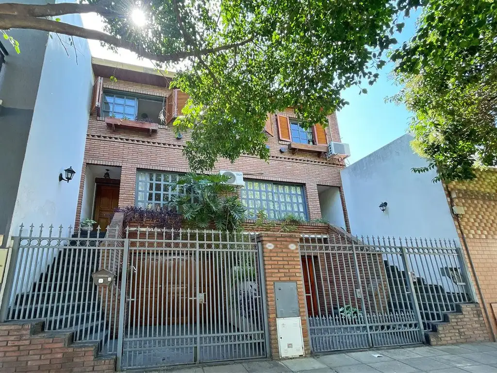 VENTA CASA TRIPLEX 4 AMBC/COCHERA PATIO Y PARRILLA