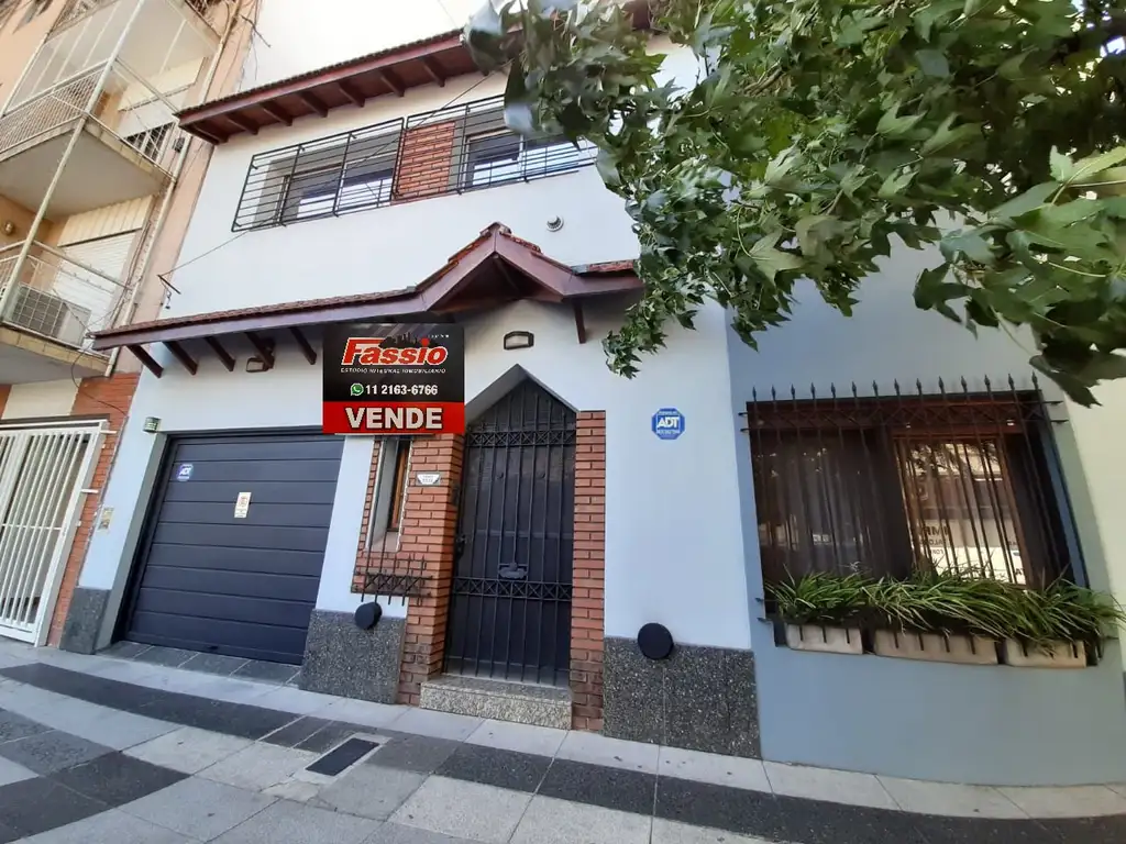 EXCELENTE TIPO CASA 5 AMB CENTRO -COCHERA Y PATIO