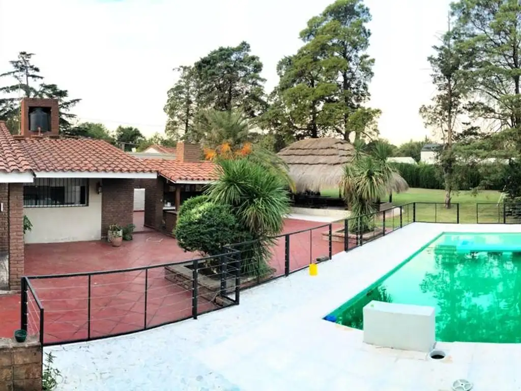 Casa con gran terreno en Villa Rivera Indarte Quisquisacate