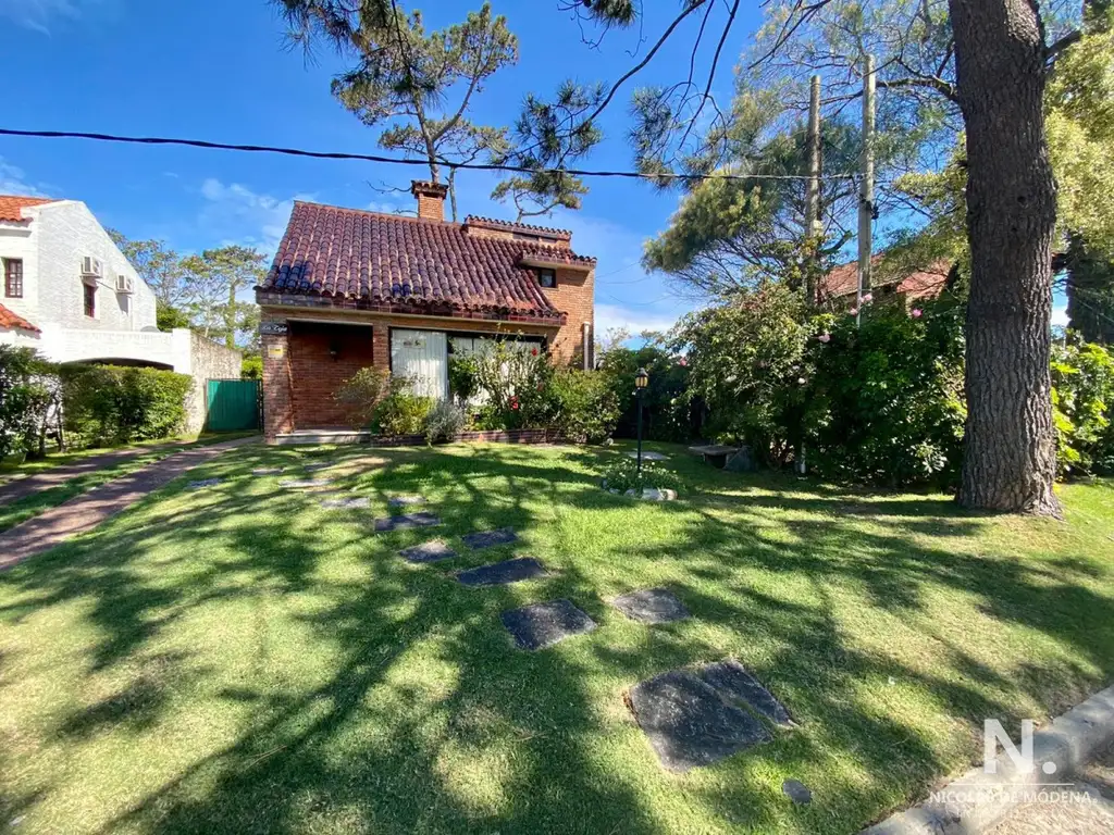 VENDE CASA EN PLAYA MANSA DE 3 DORMITORIOS. OPORTUNIDAD EN PUNTA DEL ESTE