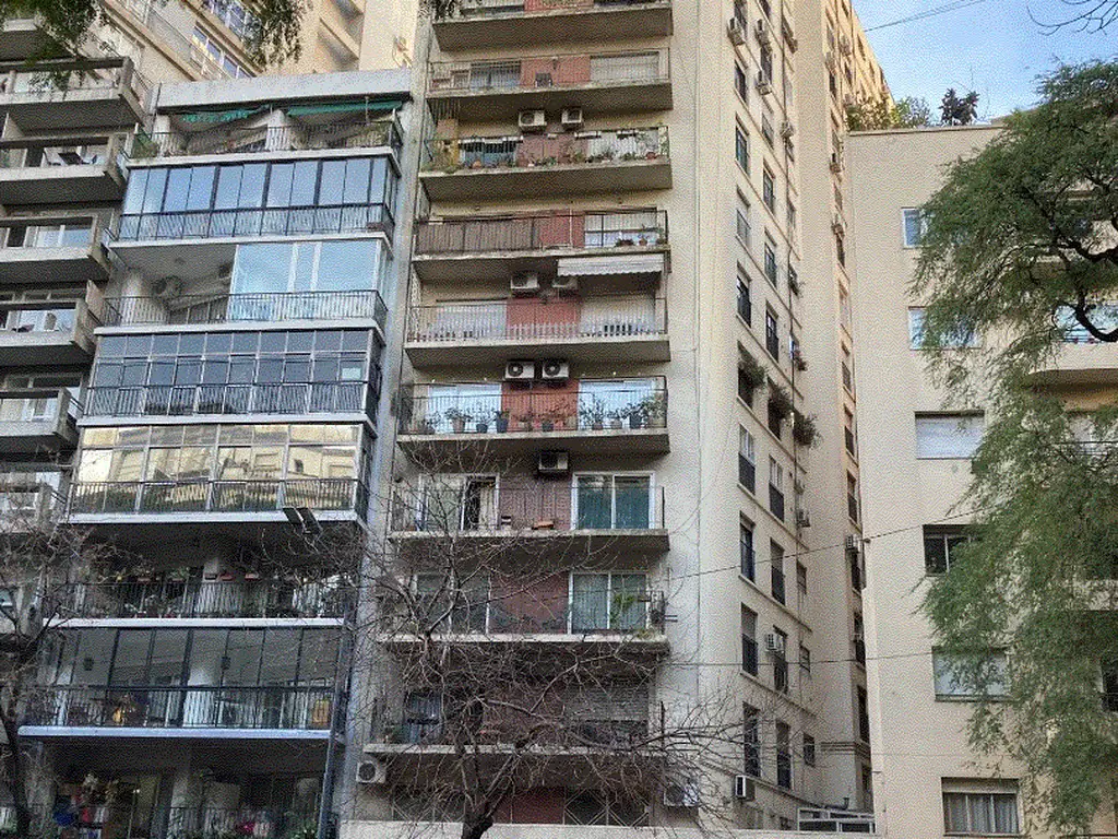 2 ambientes grandes, muy luminoso, piso alto, no ùltimo, seguridad 24 hs.-