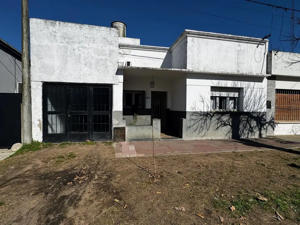 Casa en venta - 2 Dormitorios 1 Baño - 633,91Mts2 - Saladillo