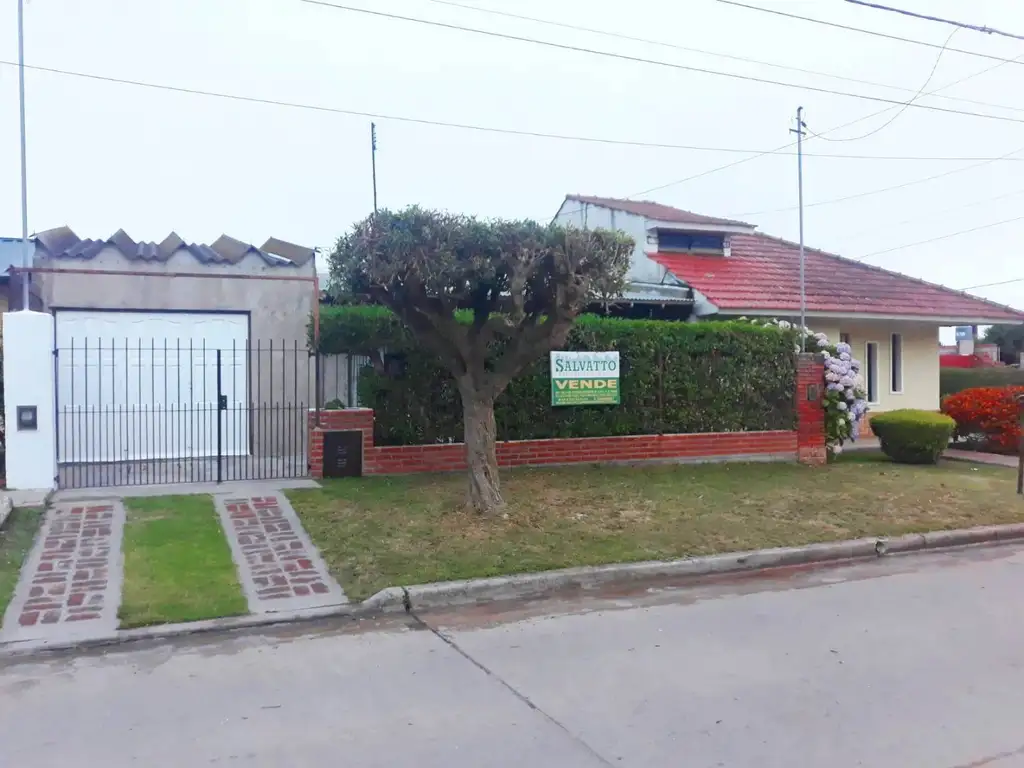 CASA EN VENTA DE 3 AMBIENTES CON GARAGE CUBIERTO Y LOTE PROPIO EN BARRIO FARO !