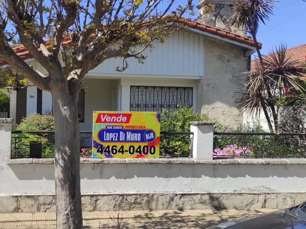 *CHALET 4 AMBIENTES CON COCHERA UBICADO EN HAEDO FRENTE A LA PLAZA EN BUEN ESTADO EN GENERAL*