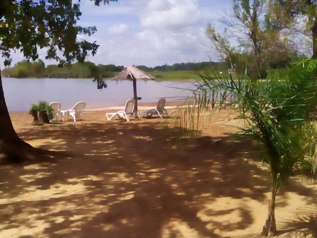 Complejo Turístico de Cuatro casa con costa al lago