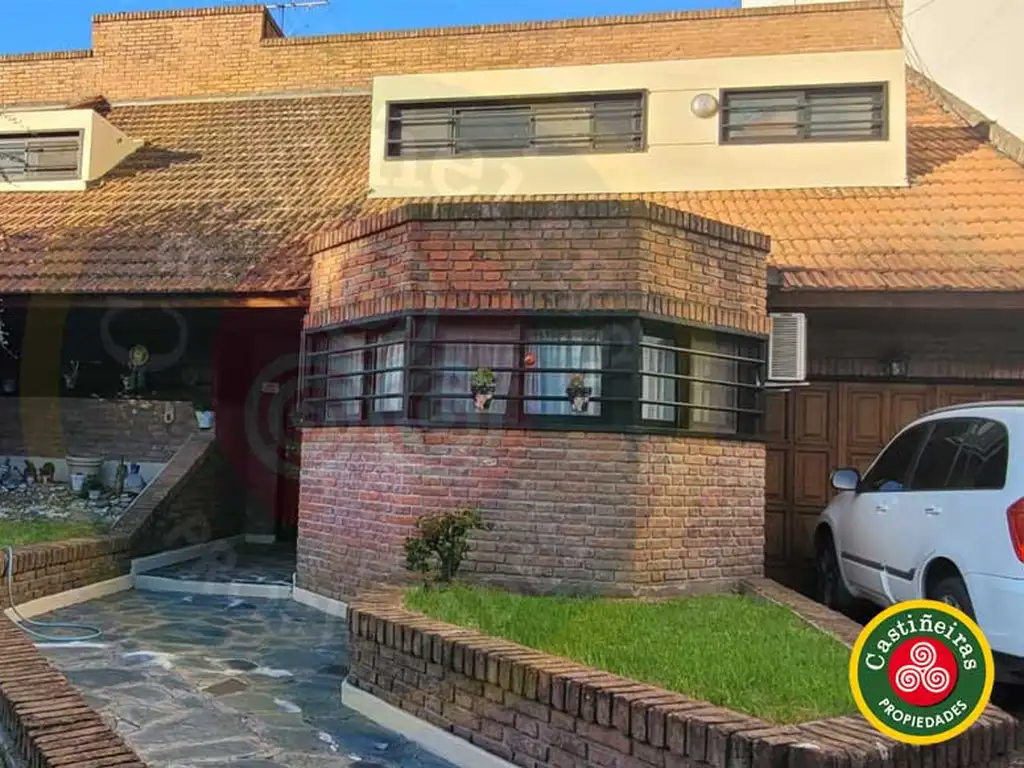 Venta - Chalet - Hermoso Barrio Residencial  a mtros de Plaza Brown y 100 mtros de Espora - Permuta!