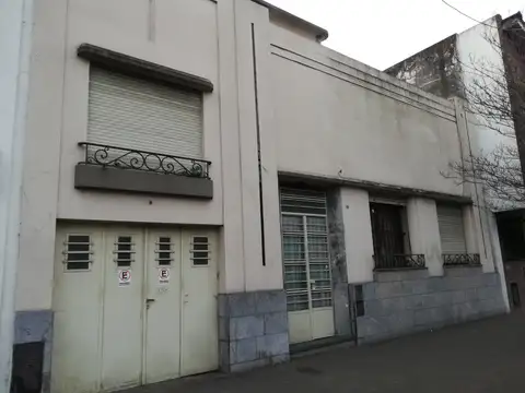 Av 60 y 13 Frente a plaza. Casa con 11,10 de frente, lote irregular 422,90 m2 aprox.