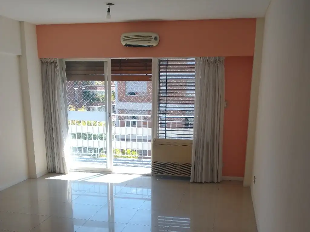 EXCELENTE PISO DE 4 AMBIENTES CON DEPENDENCIA AL FRENTE CON BALCÓN - Foto 0