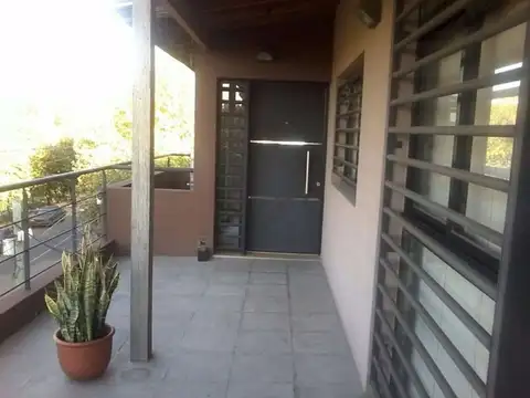 EXCELENTE DEPARTAMENTO 2 AMBIENTES CON COCHERA FIJA DESCUBIERTA