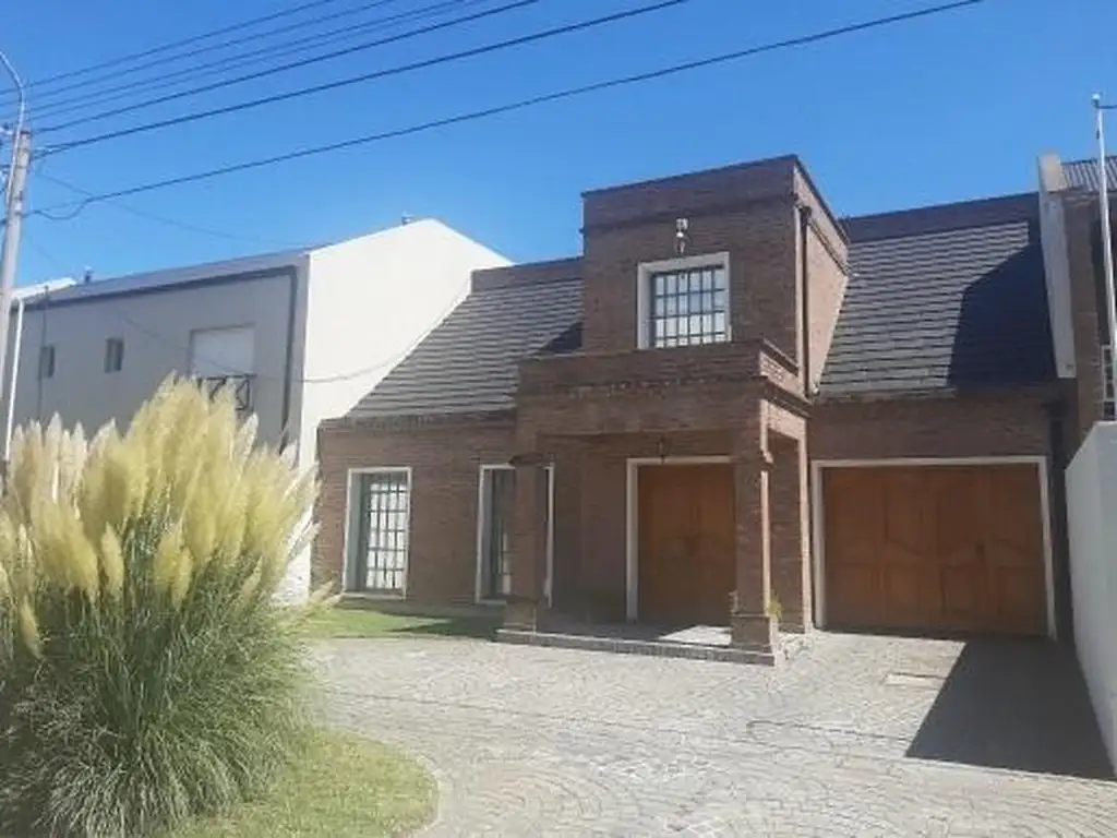 Casa en venta - 4 Dormitorios 3 Baños 2 Cocheras - 350Mts2 - Bahía Blanca