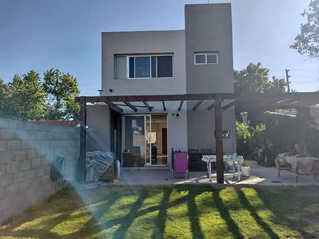 Casa - Venta - Argentina, La Plata - 9  e/ 517b y 518 1400