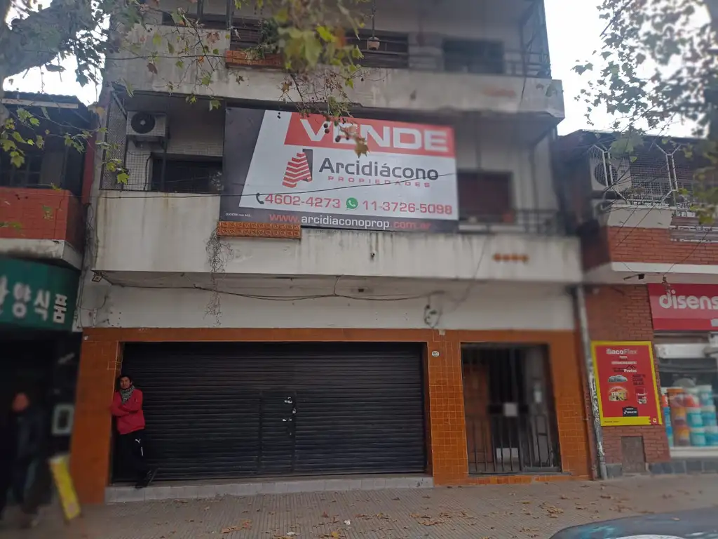 VENTA LOCAL Y 3 DEPARTAMENTOS. AV. CARABOBO 1600, FLORES, CABA.