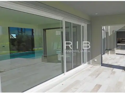 Casa en Venta - 4 dormitorios - USD 840.000