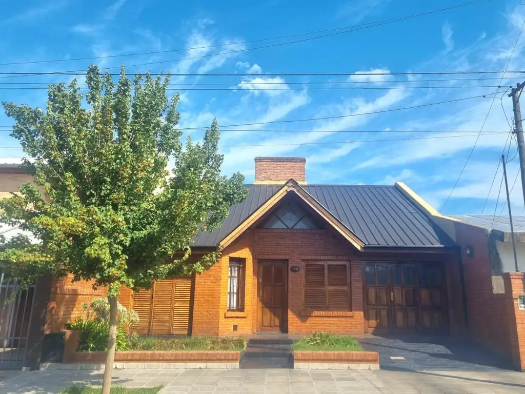 Casa en  venta tres dormitorios, patio, piscina en Junin.