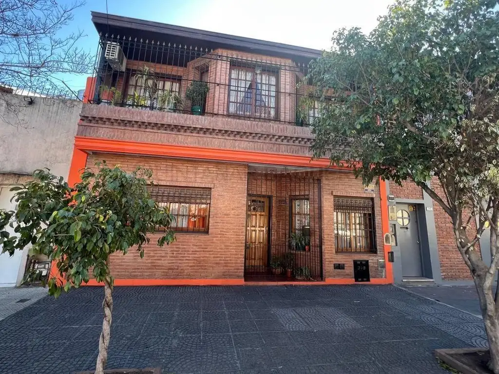 Venta de casa de 3 ambientes con patio y quincho