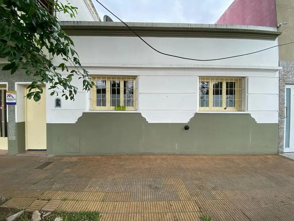 SE VENDE CASA EN JUNIN CON 3 DORMITORIOS Y PATIO